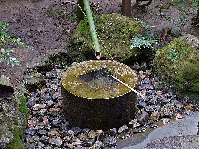 蹲(龍安寺の銭形)