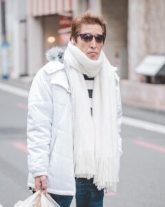 白い服を着た男性