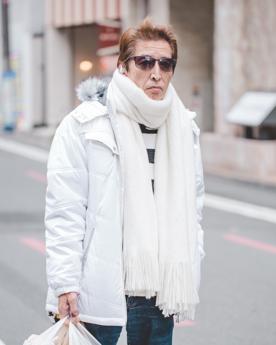 白い服を着た男性