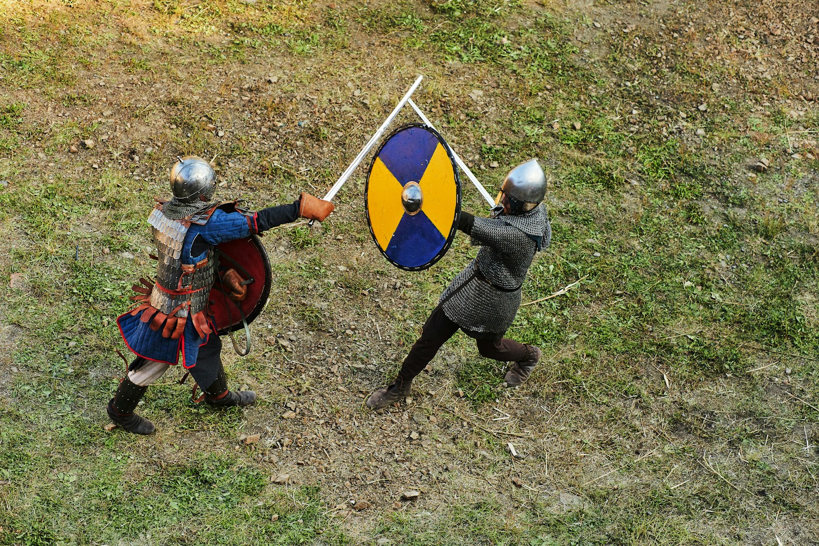 戦う中世の騎士
