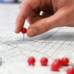 地図にピンを指している様子